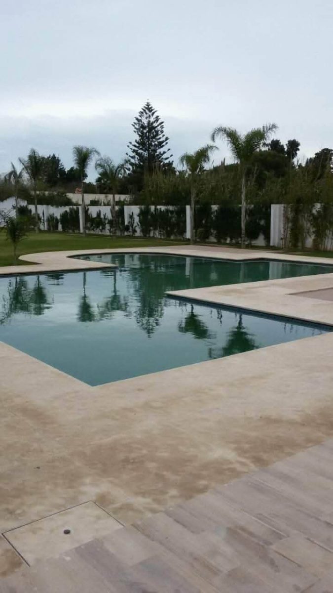 Dallage de piscine en pierre claire