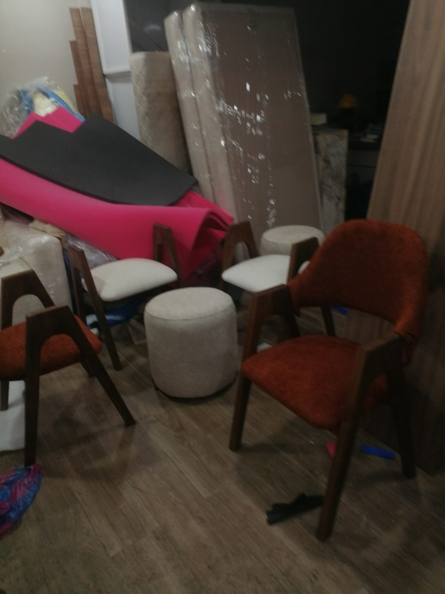 Chaises tapissées et poufs en atelier