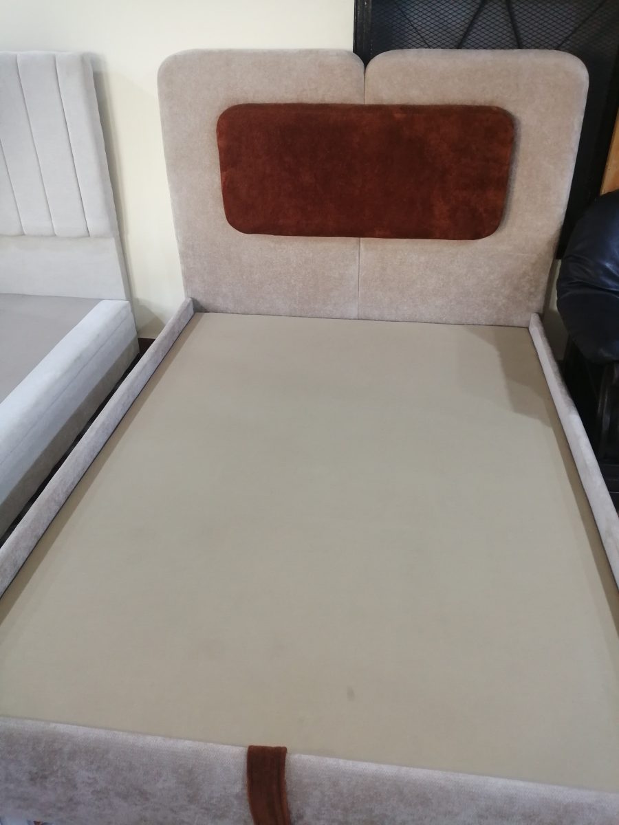Lit à tête capitonnée beige et insert velours bordeaux