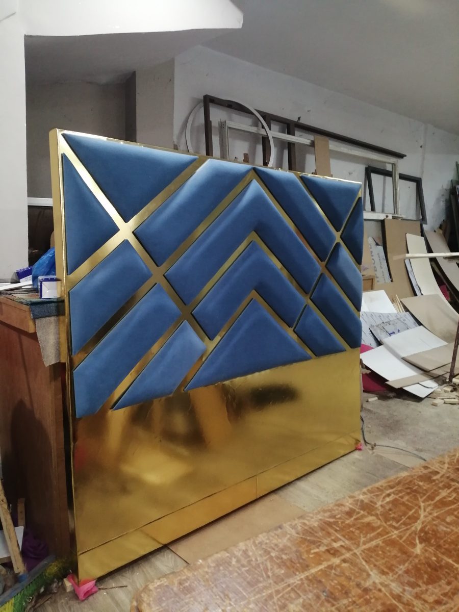 Tête de lit capitonnée en velours bleu à filets dorés