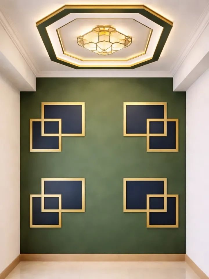 Plafond octogonal doré rétro-éclairé et mur vert à carrés