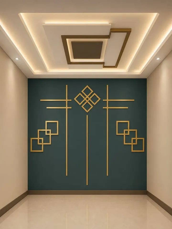 Plafond rétro-éclairé et mur vert à filets dorés