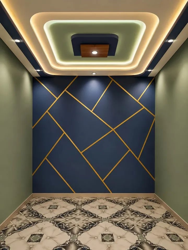 Faux plafond rétro-éclairé et mur bleu à filets dorés