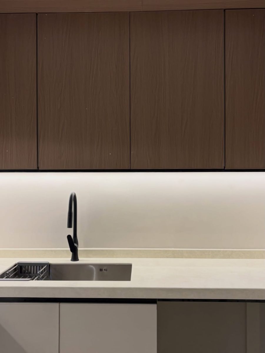 Detail de cuisine effet noyer foncé à gorge LED et evier inox