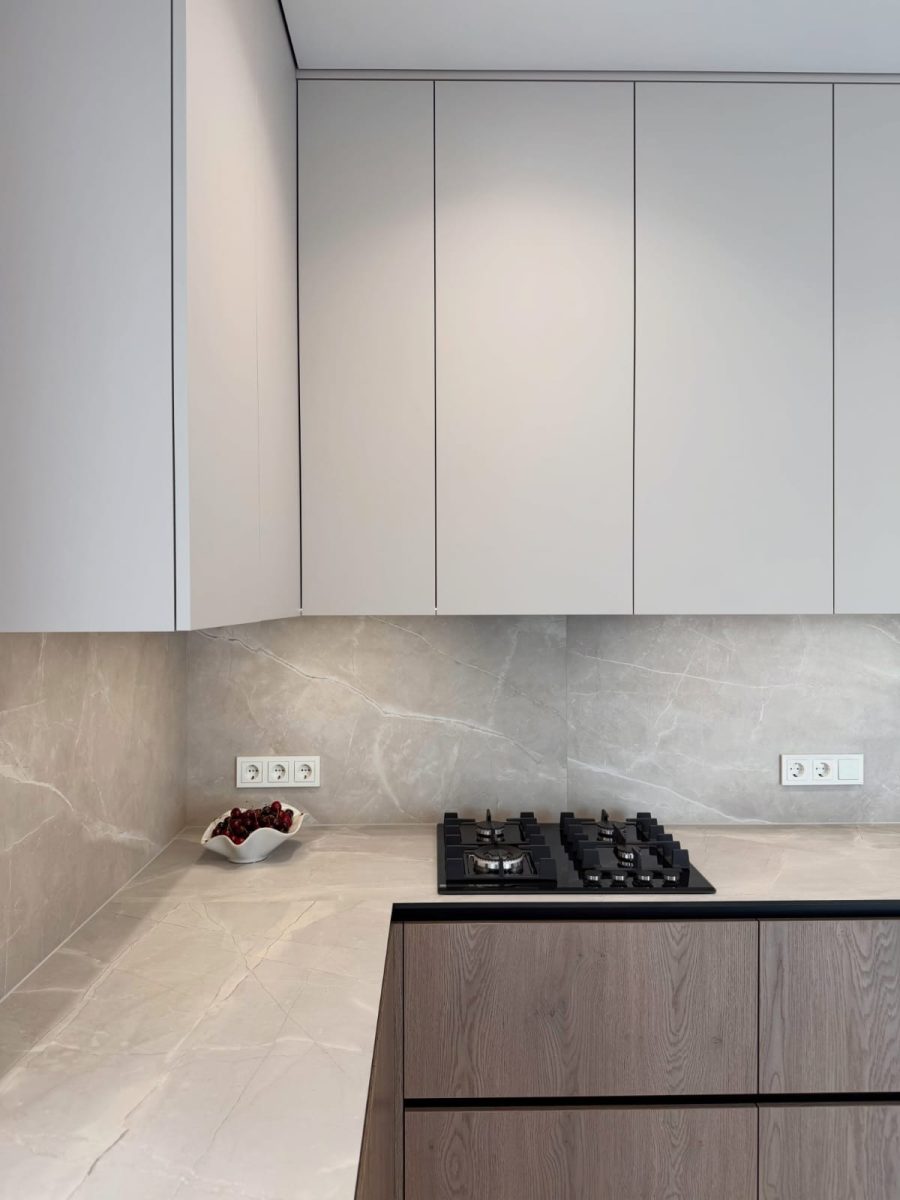 Cuisine moderne beige et bois à plan effet marbre gris
