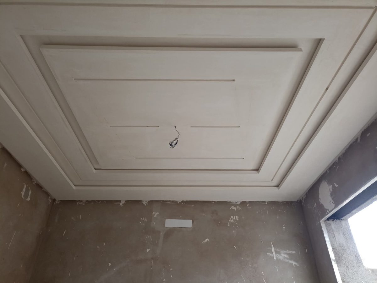 Faux plafond à cadres rectangulaires à rainures, en cours