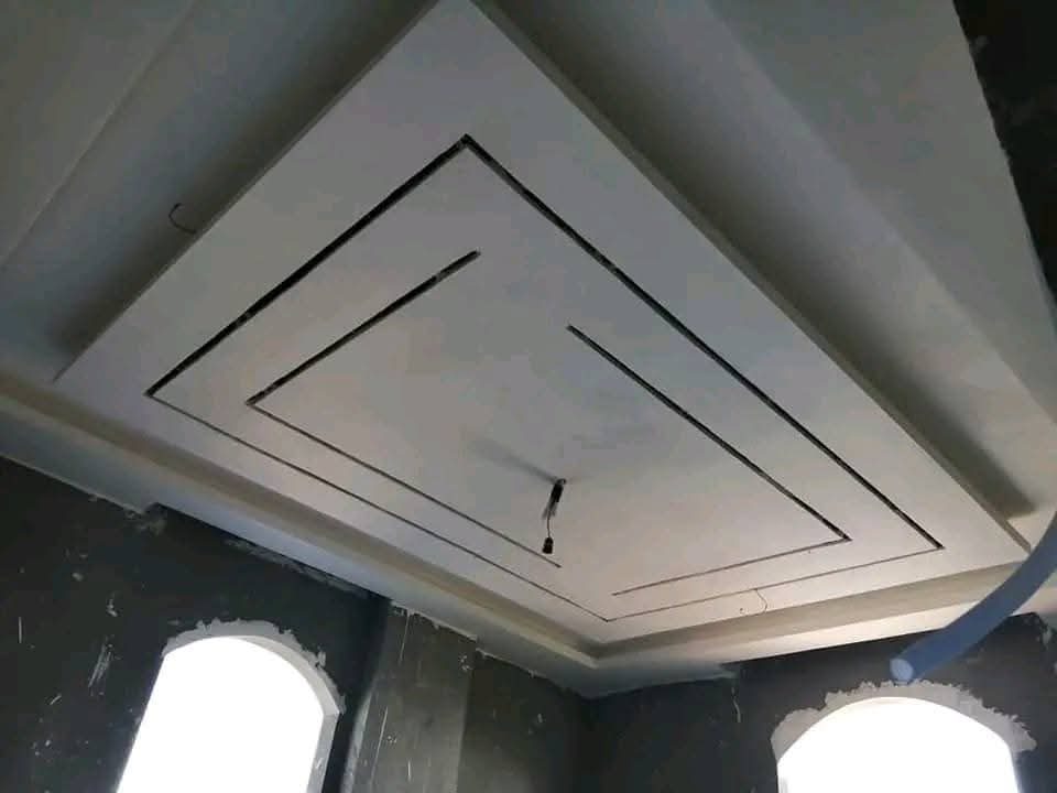 Faux plafond à cadres en losange, en cours, en gros œuvre