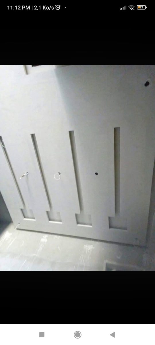 Panneau en plâtre blanc à rainures verticales