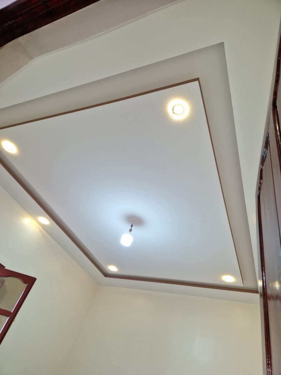 Faux plafond à cadre à liseret doré, spots et plafonnier