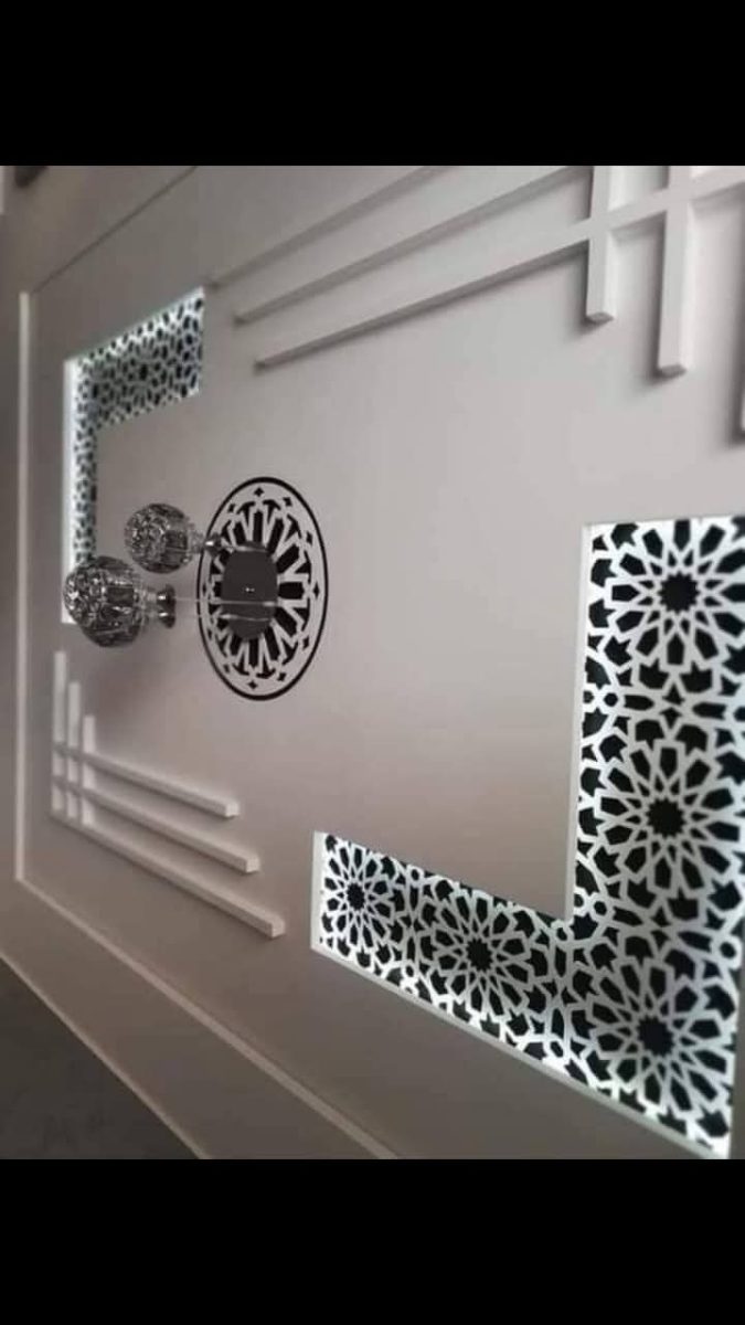 Plâtre à motif zellige ajouré rétro-éclairé et appliques cristal