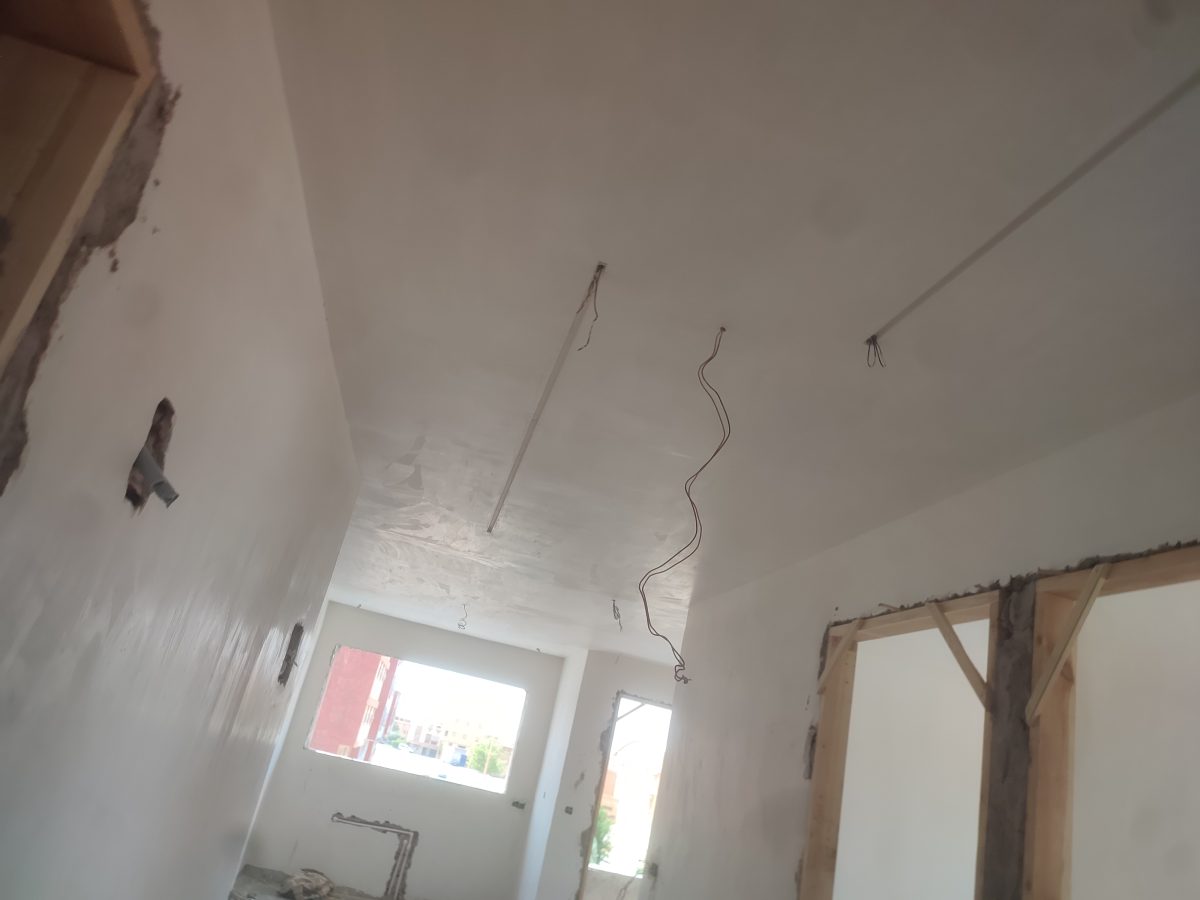 Plafond en gros œuvre avec fils en attente, avant faux plafond