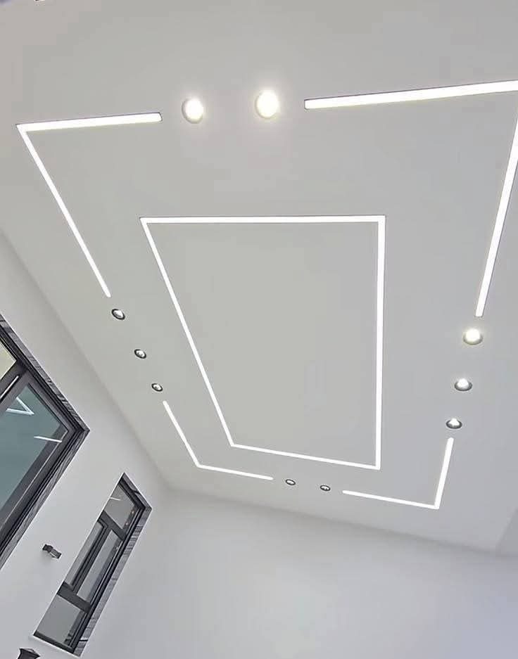 Faux plafond à lignes lumineuses LED trapezoidales et spots