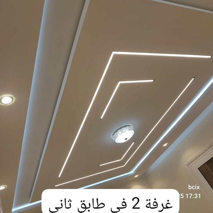 Faux plafond à chevrons lumineux LED et plafonnier cristal