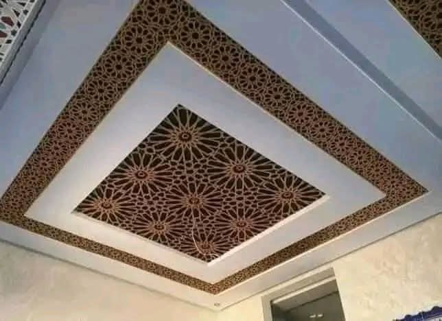 Faux plafond à panneau central en claustra ajouré floral