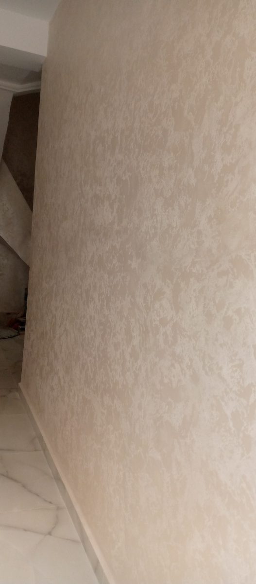 Mur en enduit décoratif nacré beige à effet spatule