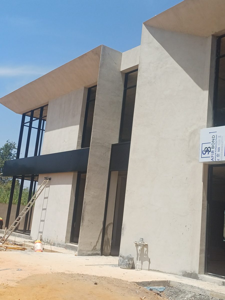 Villa moderne à façade enduite et menuiseries aluminium noir