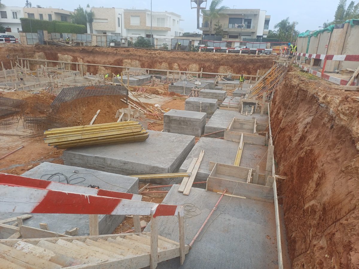 Massifs et semelles en béton coules dans une fouille
