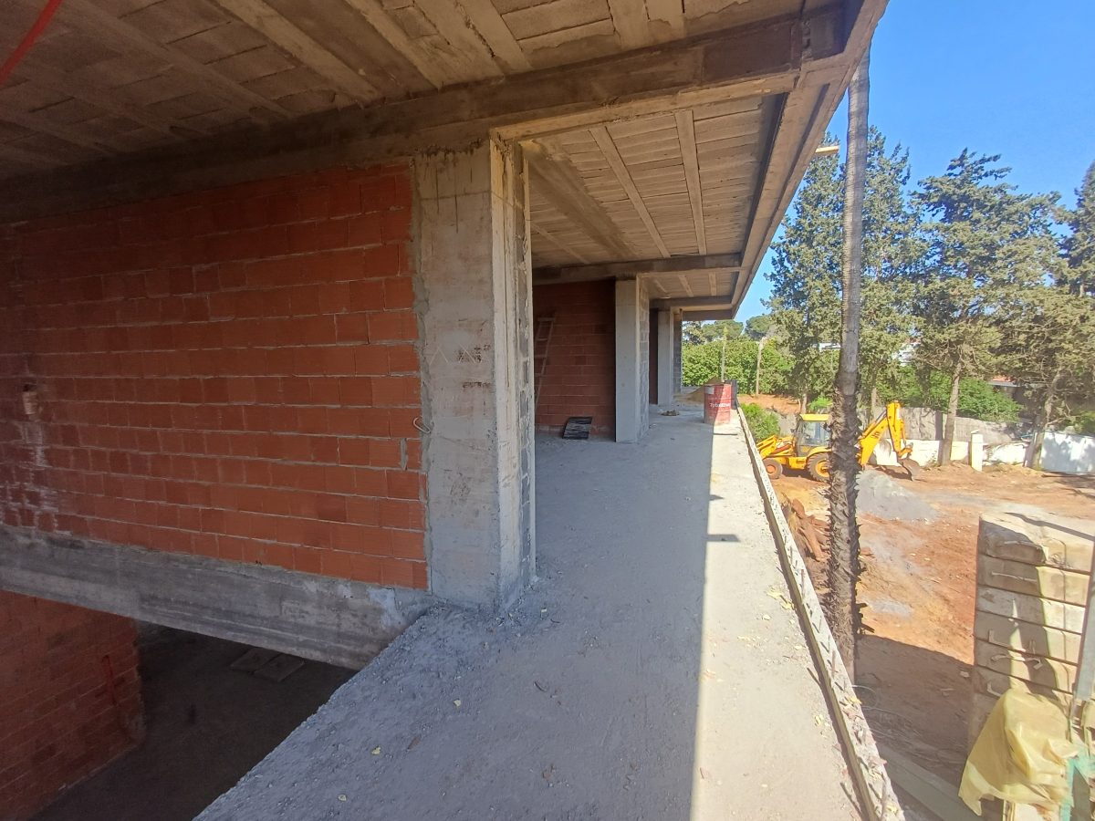 Villa en gros œuvre à structure béton et briques rouges