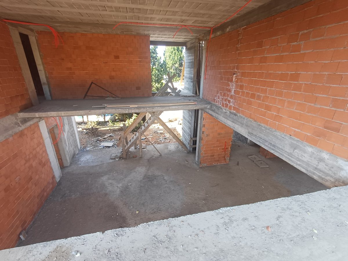 Intérieur en gros œuvre à murs en brique et mezzanine béton