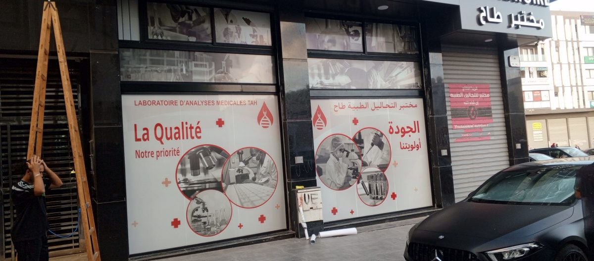 Habillage adhesif de vitrine commerciale