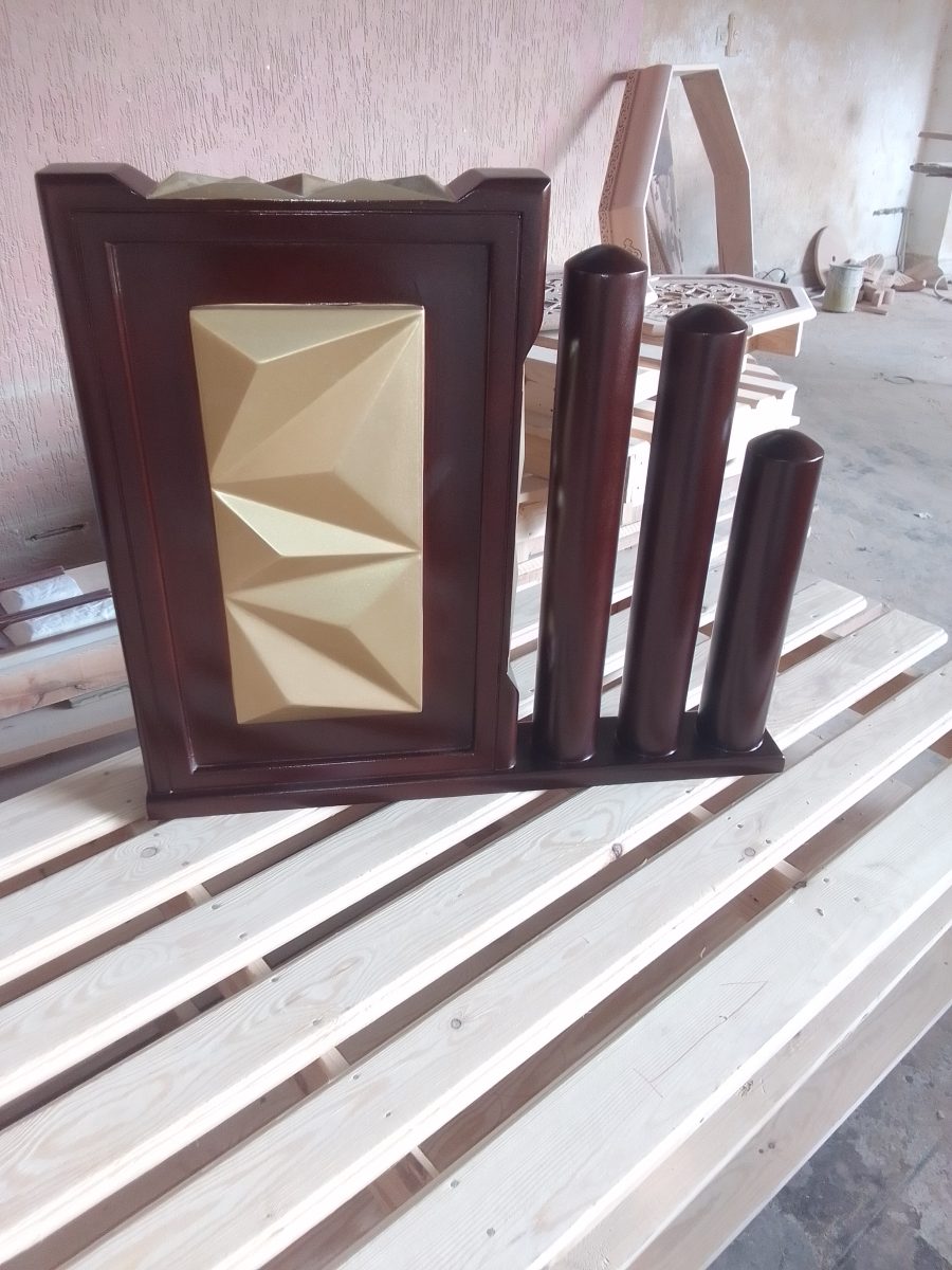 Meuble en bois avec panneau doré
