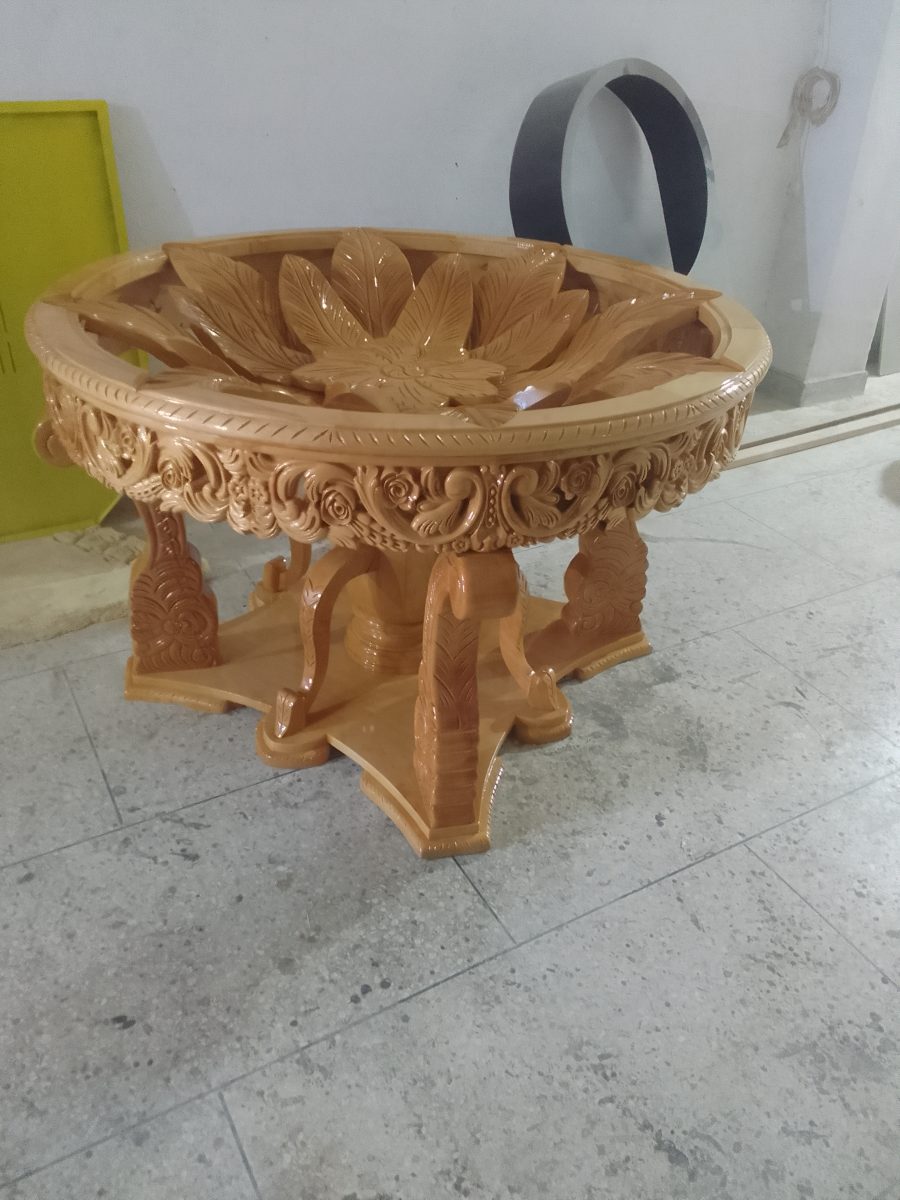 Table ronde en bois sculpté