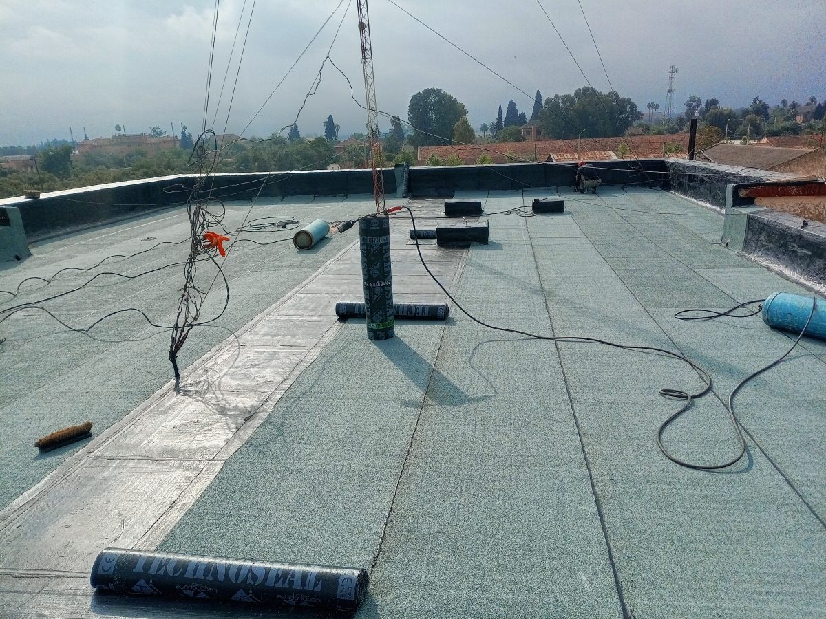 Pose de membrane d'étanchéité sur toiture