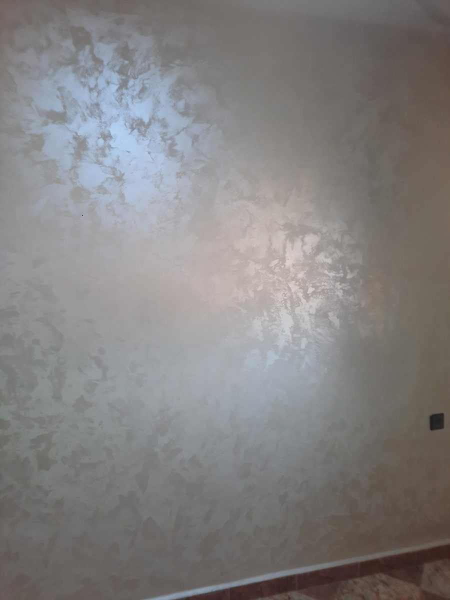 Mur en enduit décoratif nacré marbré