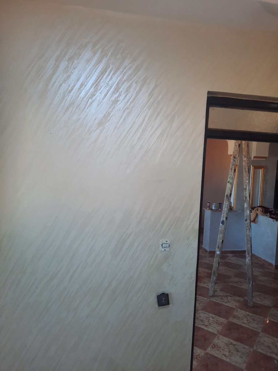 Mur en enduit décoratif nacré champagne à effet spatule