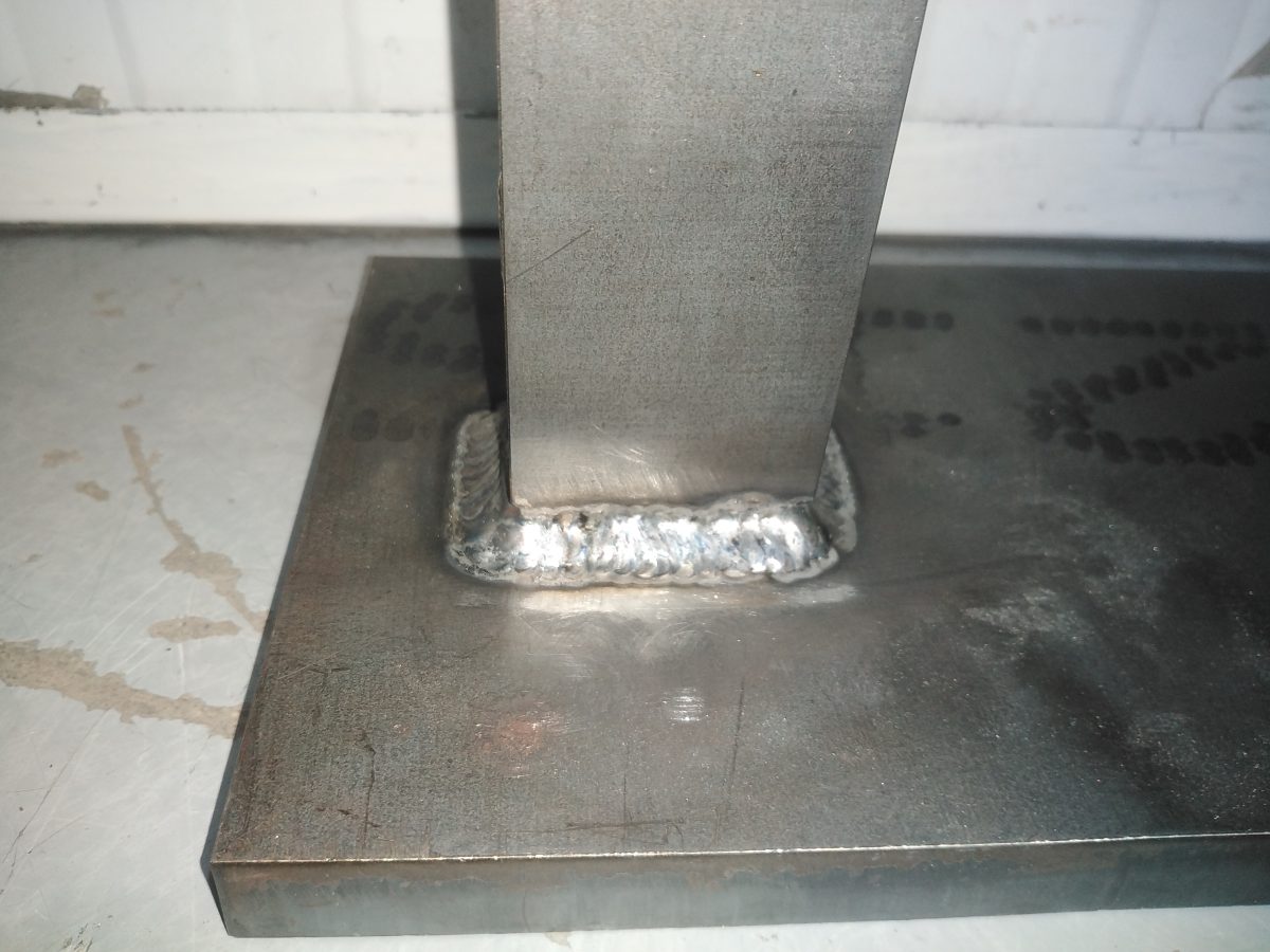 Soudure d'un poteau métallique sur platine