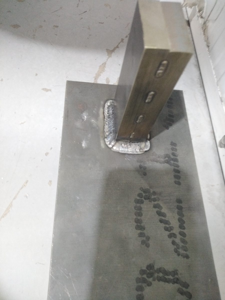 Cordon de soudure d'un profilé sur une platine acier