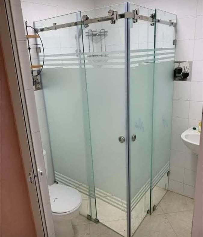 Cabine de douche d'angle en verre à profilés inox