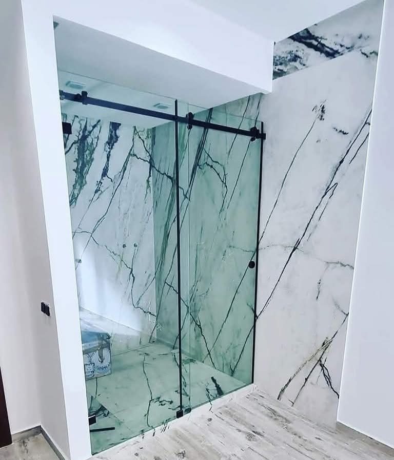 Paroi de douche en verre à rail noir et marbre vert
