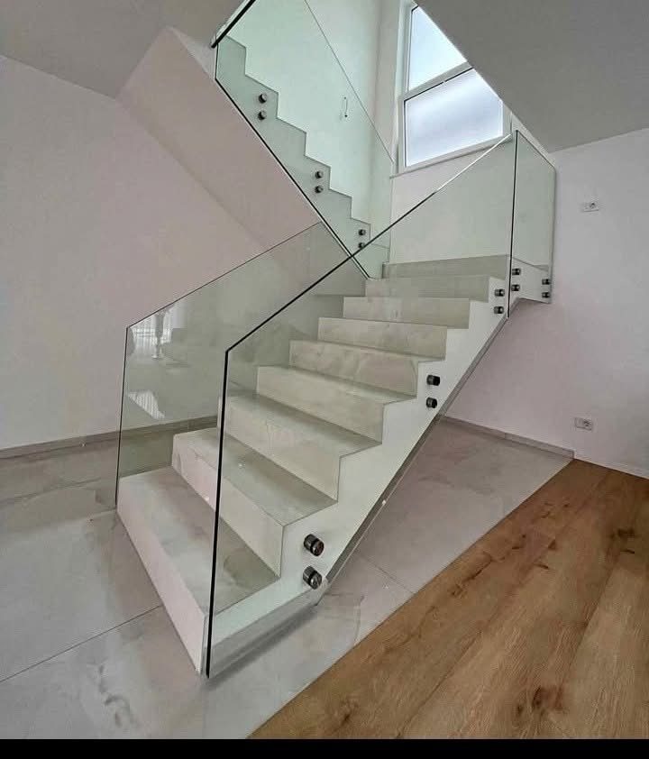 Escalier à garde-corps en verre trempe et marches marbre