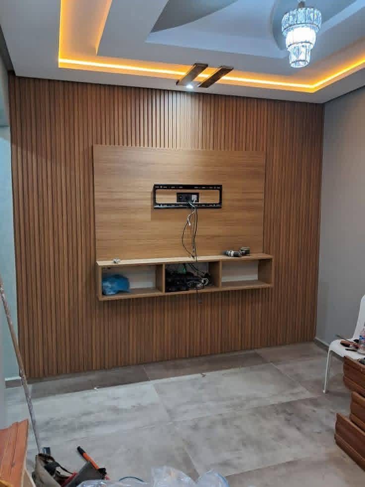 Habillage mural TV en tasseaux à niche et faux plafond LED