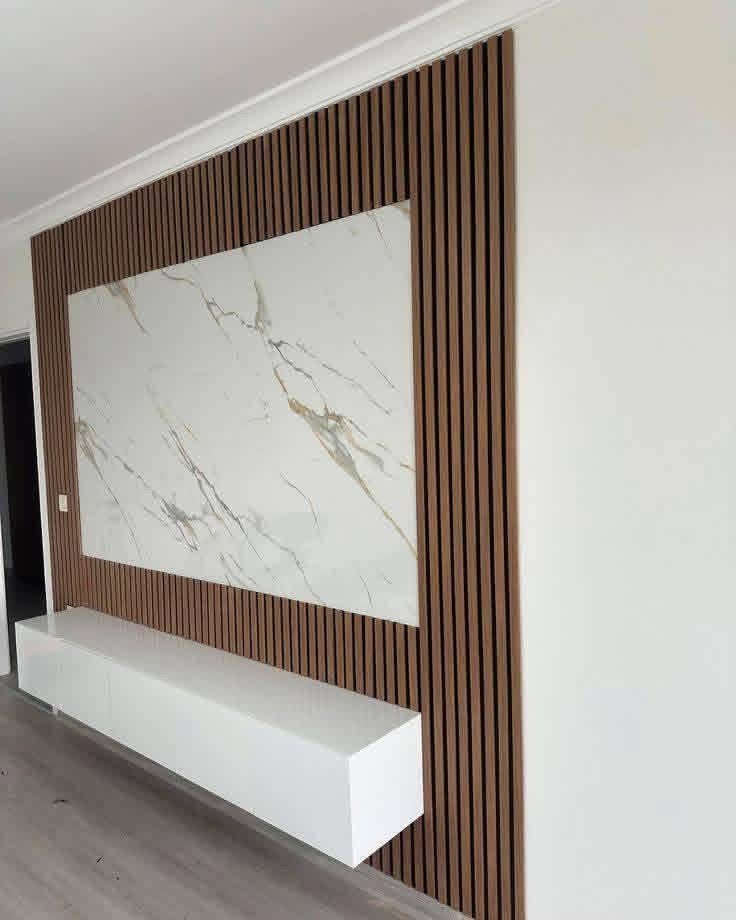 Habillage mural TV en tasseaux de noyer et panneau effet marbre