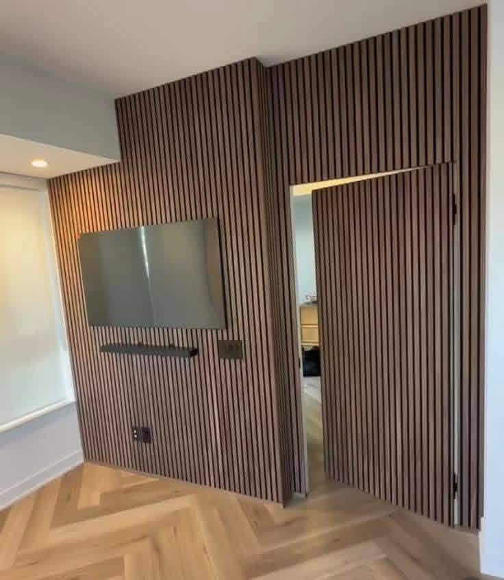 Mur en tasseaux de noyer à porte intégrée et parquet chevrons