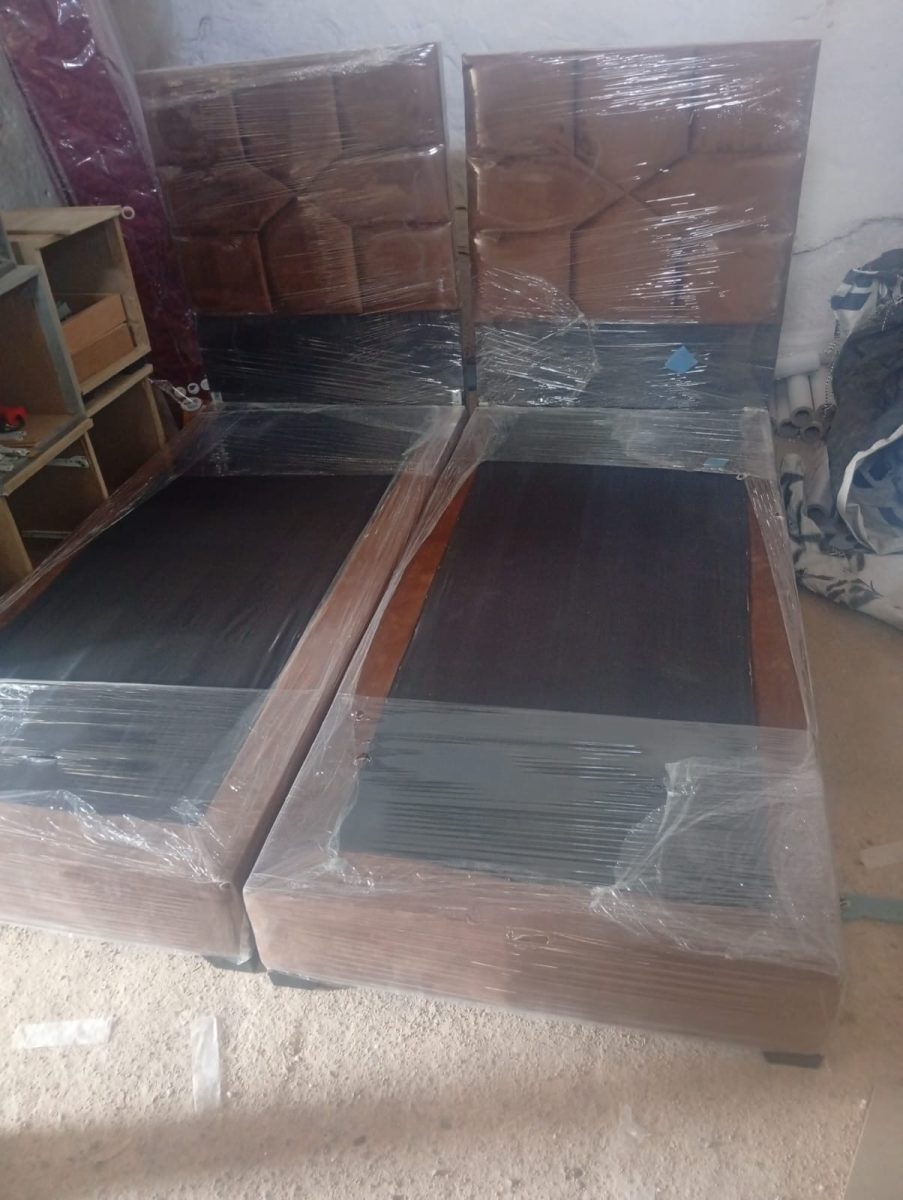 Lits tapisses a têtes matelasse marron a Fes