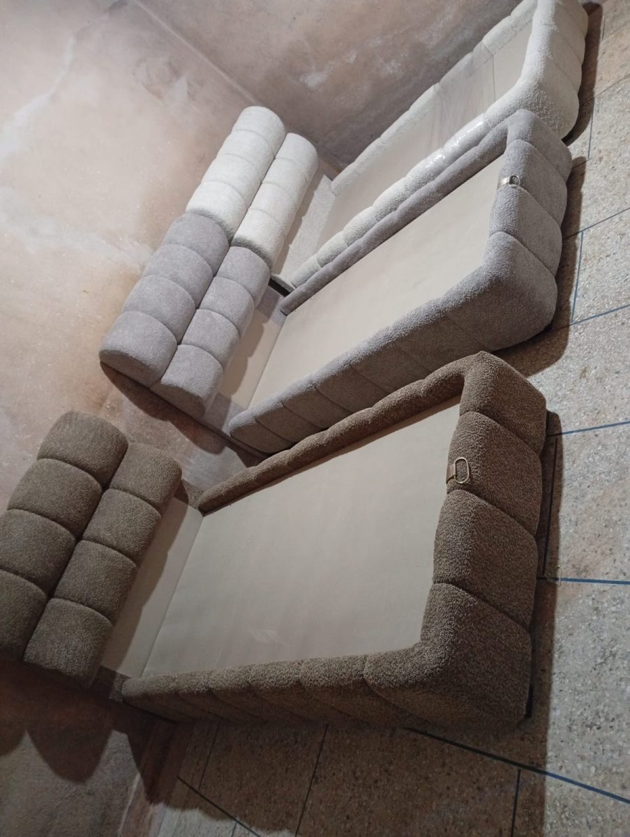 Banquette d'angle en tissu bouclette