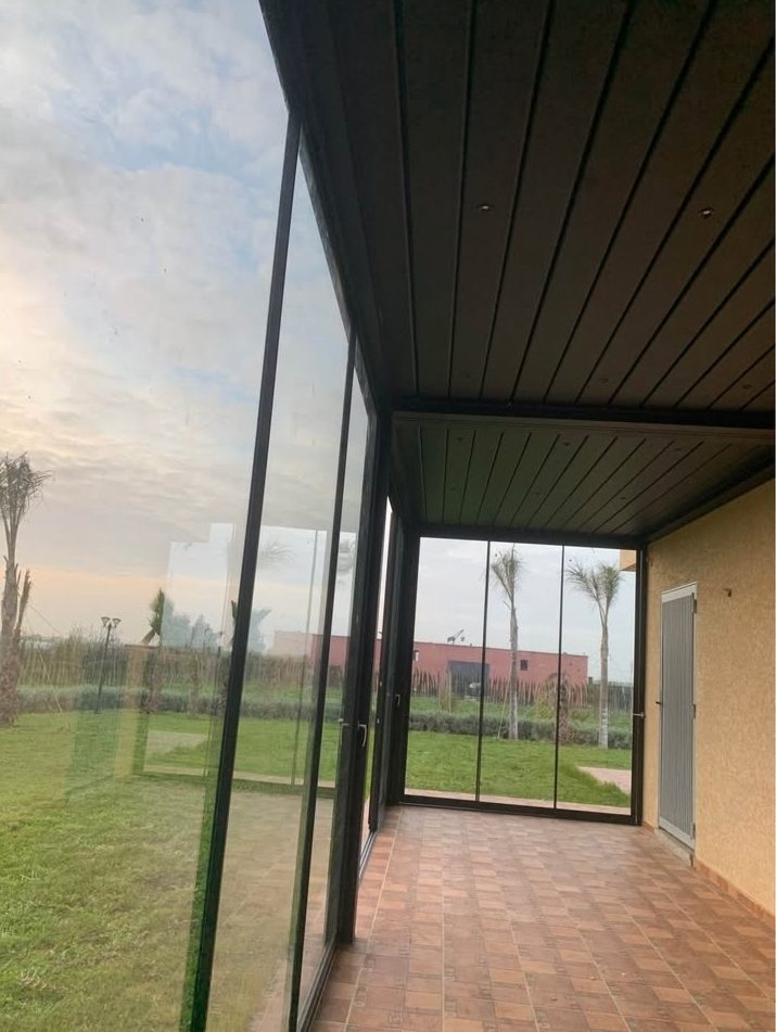 Veranda aluminium vitrée sur jardin