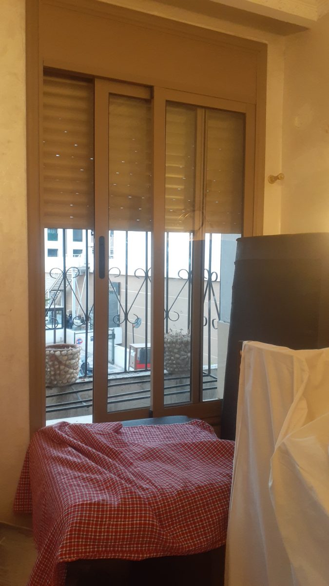 Fenêtre coulissante en aluminium à volet roulant