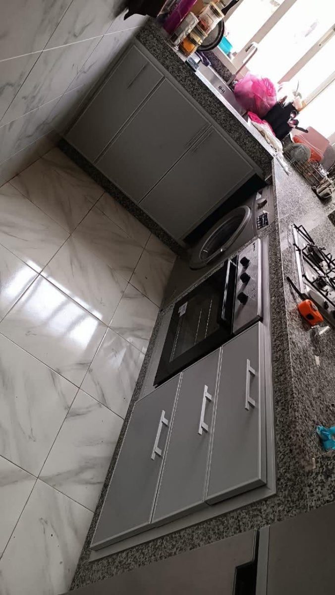 Cuisine aluminium gris avec four