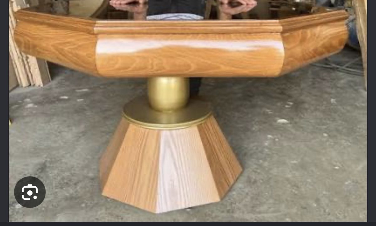 Table ronde en bois verni