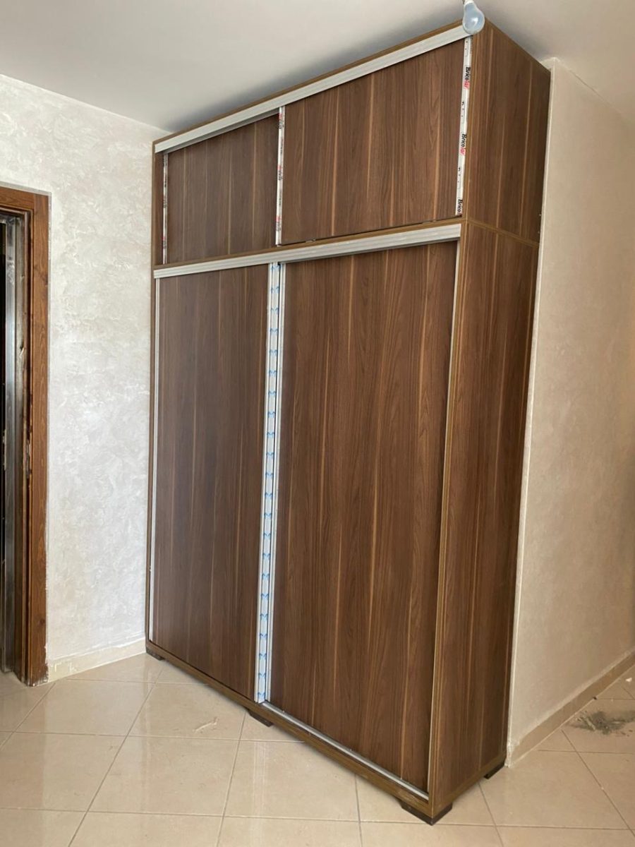 Placard coulissant avec rangements hauts