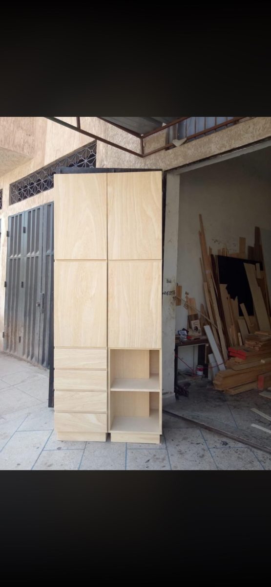 Armoire en mélaminé clair