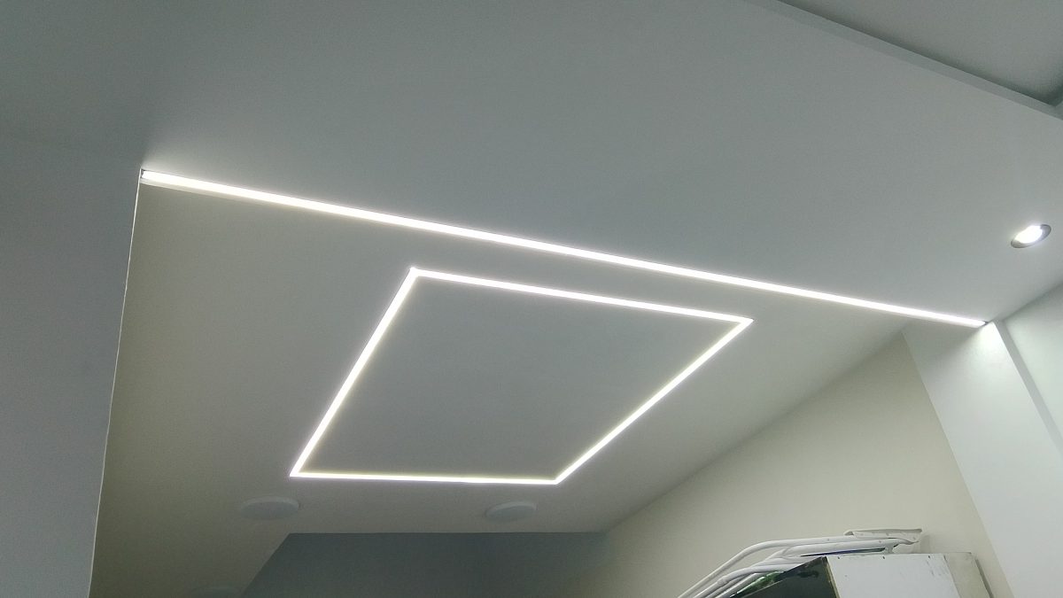 Faux plafond à cadre et lignes LED