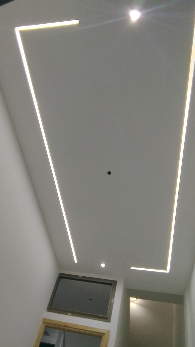Faux plafond a trace LED trapèze