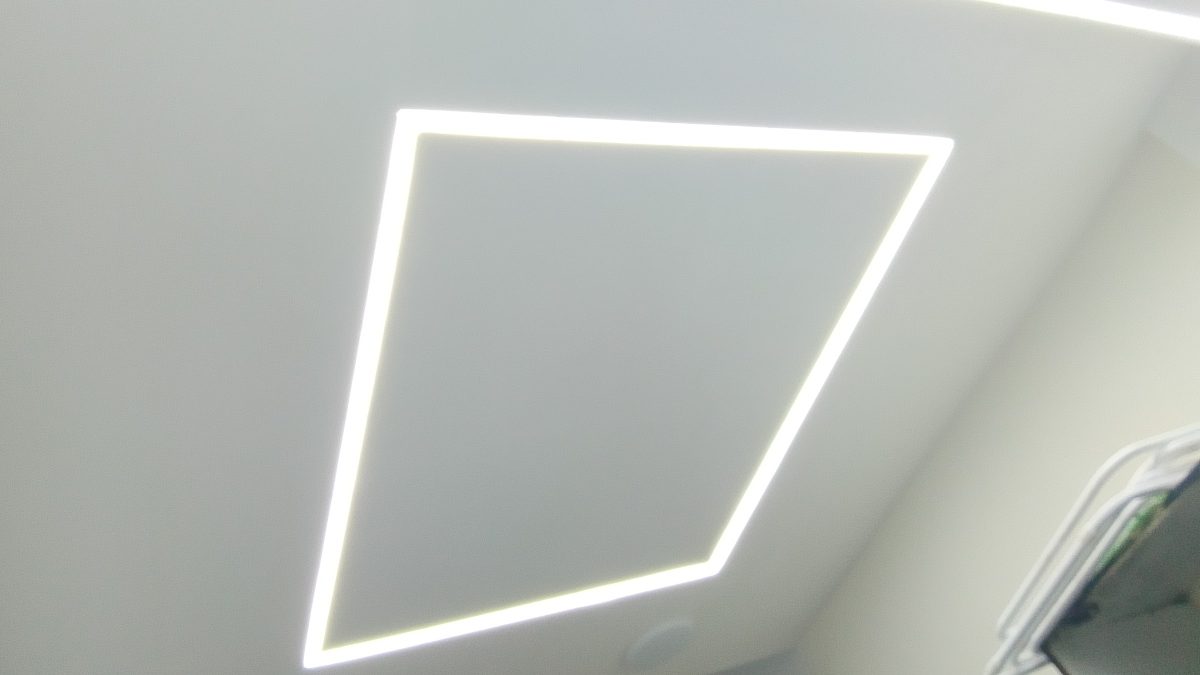 Cadre lumineux LED carré en plafond