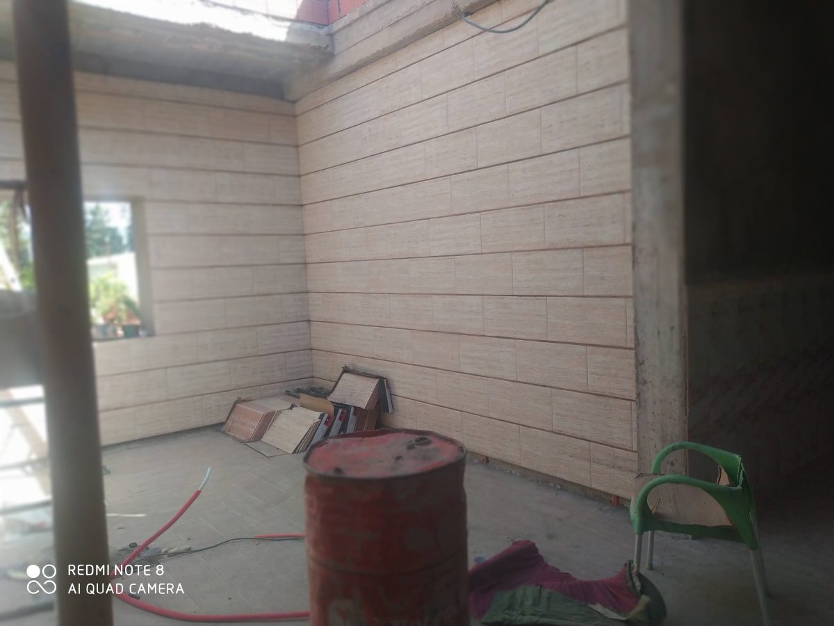 Mur en faïence effet travertin beige, en cours
