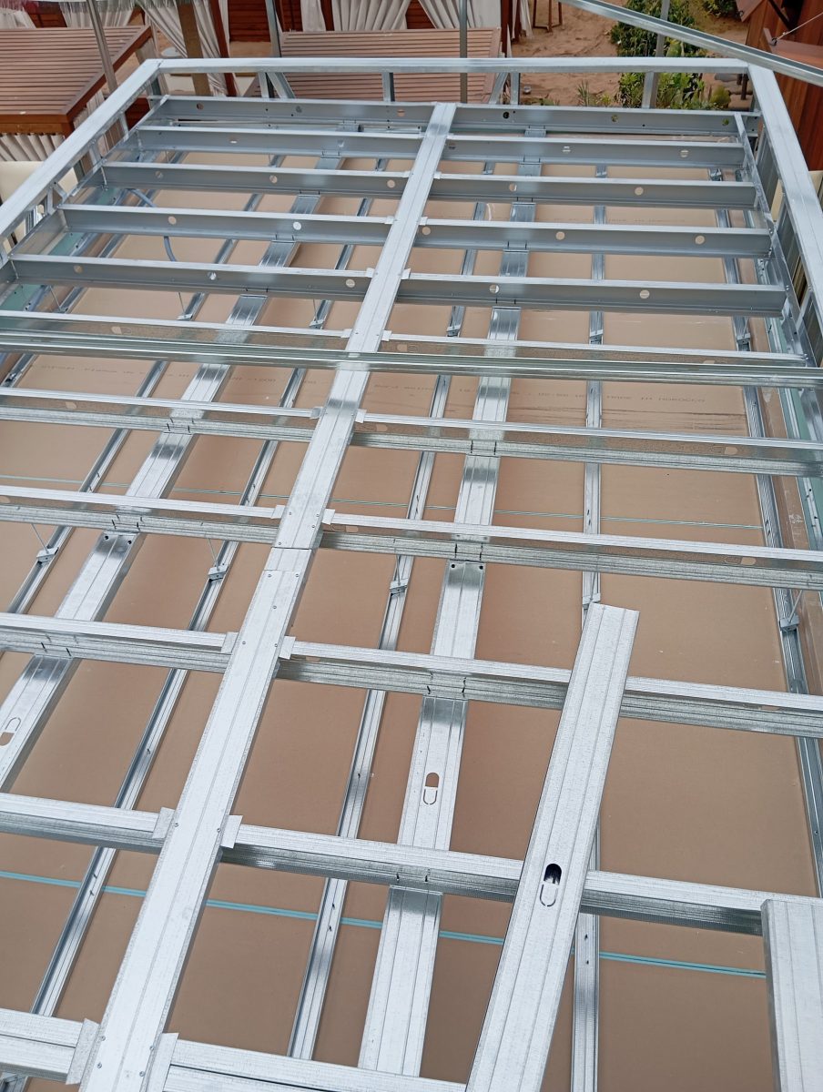 Ossature de faux plafond en rails galvanises et plaques